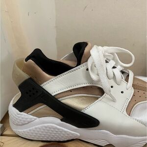 Like New Women’s Nikes Size 9.5 (Fit like 8.5)